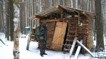 СДЕЛАЛ ДВЕРИ В МОЙ ЛЕСНОЙ ДОМ, НО ЕСТЬ НЮАНС. ЖАРЕНЫЕ ОЛАДЬИ СО СГУЩЕНКОЙ.