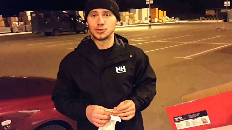 Валера Ананьев с волонтерами закупает вещи на фронт