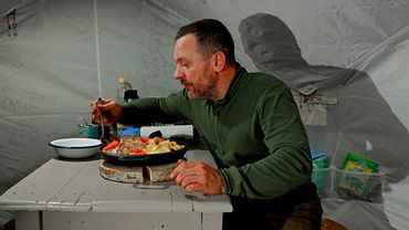 НАПАДЕНИЕ МЕДВЕДЯ НА ЛОВУШКУ! ДОБРАЛСЯ ДО БАЗЫ. ДОБЫЛ  РЫБЫ. 12 ДНЕЙ ВЫЖИВАНИЯ. МЕТАЛЛ ЕСТЬ.