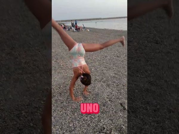 Hice un RETO 🔥 de GIMNASIA RÍTMICA ❤️ en la PLAYA ⛱️ y RESCATO 🐟 un PEZ 😍