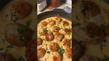 КУРИНЫЕ ФРИКАДЕЛЬКИ В СМЕТАННОМ СОУСЕ