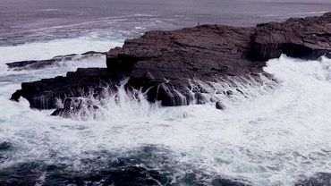 Удары волн о скалы