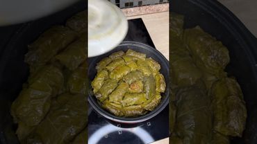 一个美味的菜肉末和年轻的葡萄叶。 Asmr