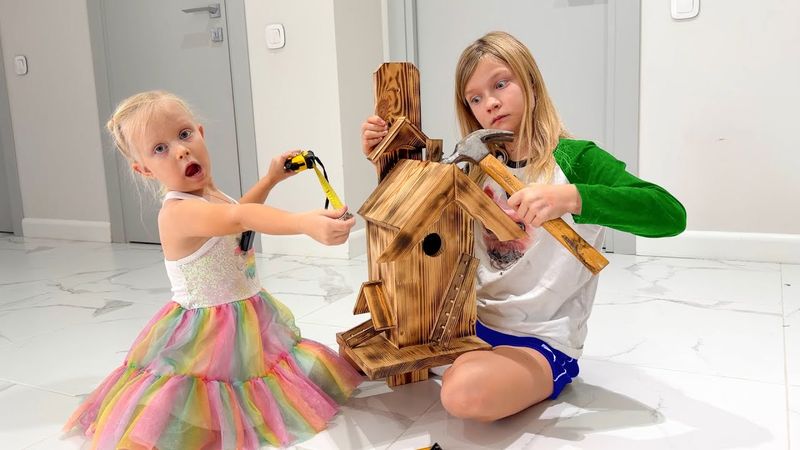 СОФИЯ И НИКА СТРОЯТ ДОМ ДЛЯ ПТИЦ. СОФУНЬЯ ШАЛУНЬЯ