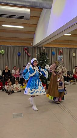 Детская елка в Германии #дедмороз #танец #елкавгермании #елка #бабаяга 