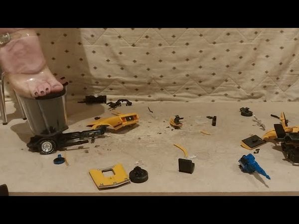 Giantess crush toy car - Ford Mustang 1:18