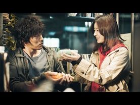 Билинбестен кирип келген көзү азиз кыз,кызыксыз болгон каарманыбыздын жашоосун түркүн түскө бөлөдү.