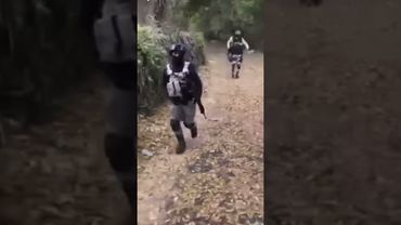 Soldados en relajo con sus propios compañeros