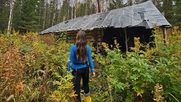 UNA RAGAZZA VIVE DA SOLA IN UNA CAPANNA. IO NUOTO NEL FIUME. HO TROVATO UNA CAPANNA ABBANDONATA.