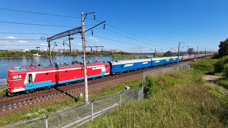 Kereta Api Rusia: kereta barang dan kereta penumpang di Irkutsk di Jalur Kereta Api Trans-Siberia