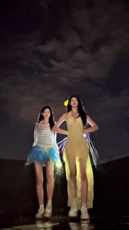 谁又惹她俩高兴了 #onespark水瓶烟花舞挑战 #抖音潮流舞蹈大赛 #twice #氛围感 #我要上推荐 #跳舞 #简单易学舞蹈 #热...