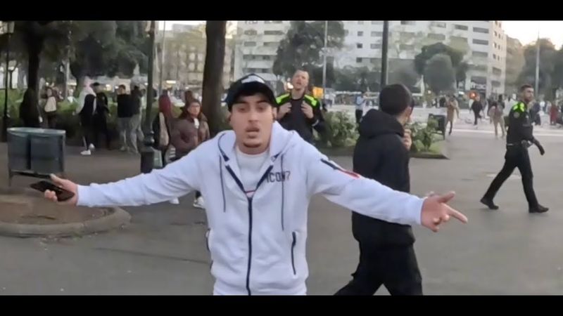 Tensión en plaza MENAlunya, la POLICÍA me echa a mí...