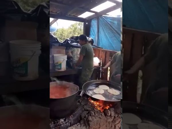 Soldados del Ejército mexicano cocinando
