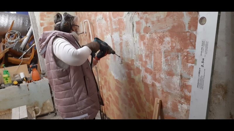 Сама сверлю отверстие под подрозетник в несущей стене за 10 минут