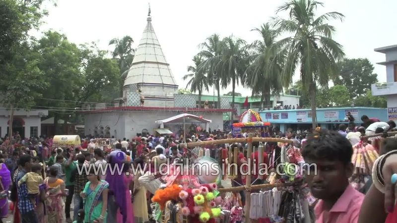 बिहार के दरभंगा में दुर्गा पूजा के दौरान भीड़भाड़ वाला नवादा भगवती स्थान