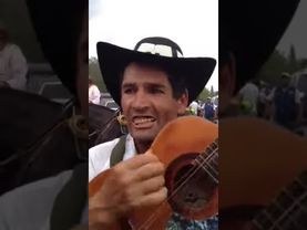 Con su caja de dientes canta