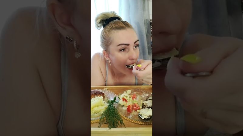 Мукбанг пюре котлета с сыром салатик