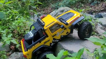 EMO X on rupture2.2 solo mountain trailing