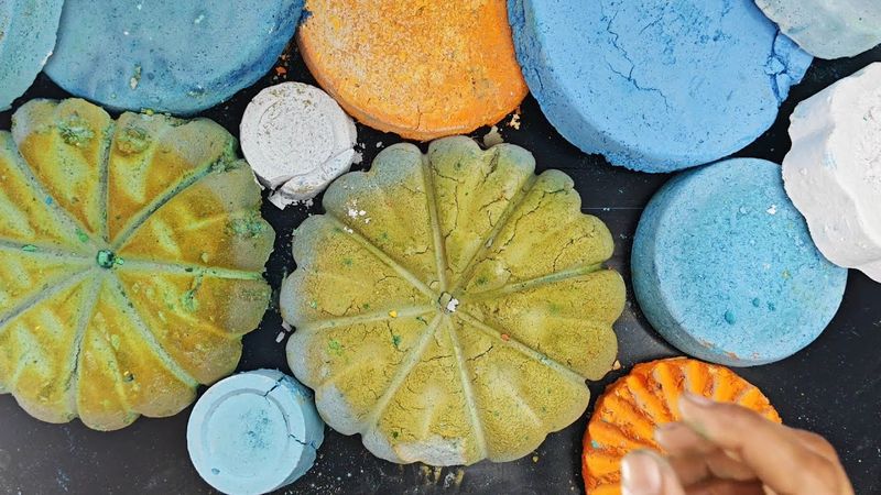 Gritty fully random shapes with some circles