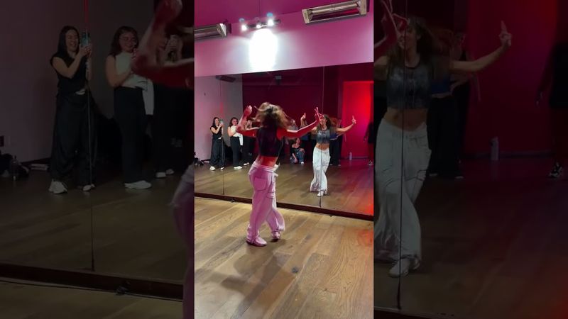 Technotronic 🙈🤯🪐 #shuffle #dancer #sarro #eletronica #techhouse #deephouse #rave #sarrinho