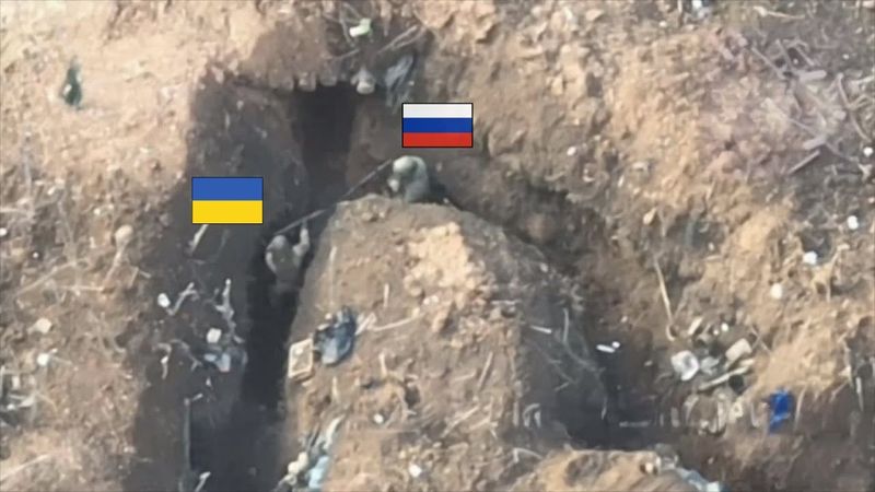 Российские и украинские солдаты лицом к лицу в ближнем бою в окопах!