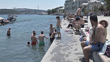 Жара в Турции: жители ищут спасения у воды и в тени