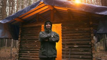 УСИЛИЛ СТРОПИЛЬНУЮ СИСТЕМУ. ПРИБИЛ ДОСКИ НА КРЫШУ И НАКРЫЛ ТЕНТОМ. ТЕПЕРЬ МНЕ НЕ СТРАШНЫ ОСАДКИ.