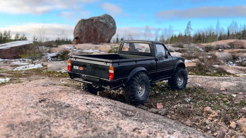 RC Toyota Hilux - RC4WD TF2 Midnight Edition crawling and drifting on ice #rc4wd #trailfinder2