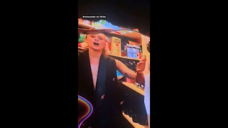 Miley Cyrus jokes about JoJo Siwa’s sexuality