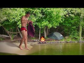 Campeggio notturno sul lago in tenda