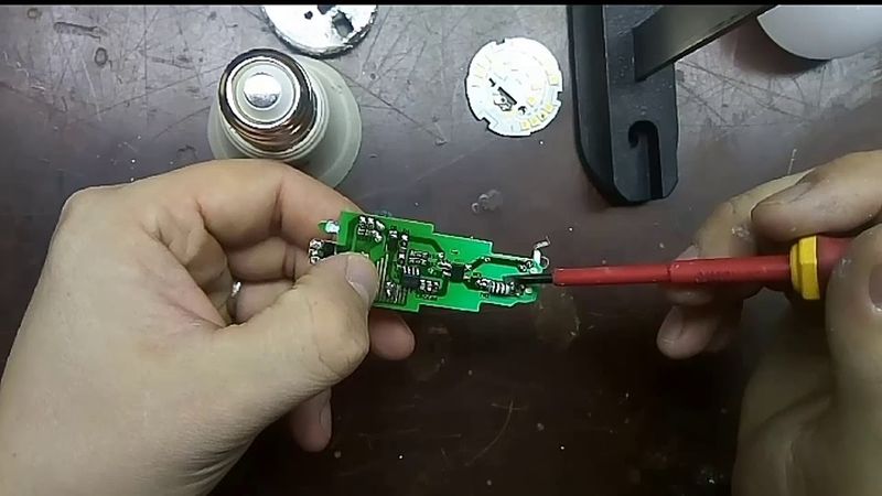 Ремонт светодиодной лампочки IEK своими руками !! (ГЛАВНЫЕ ПРОБЛЕМЫ)