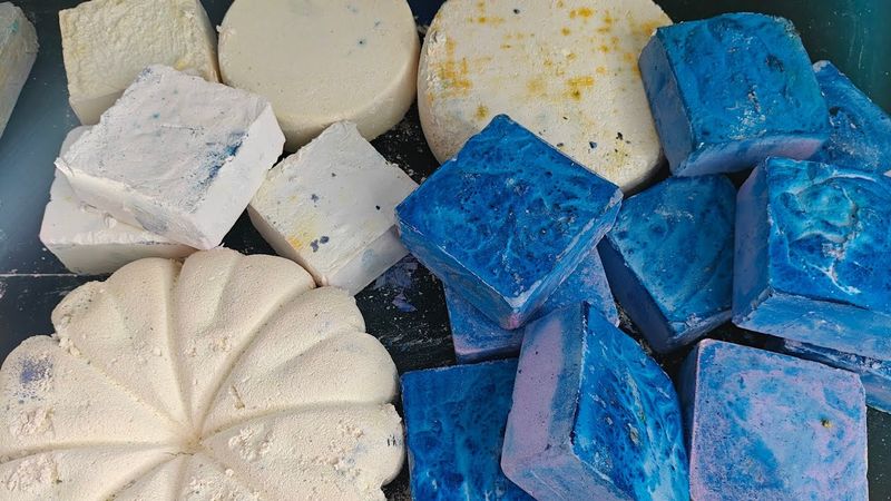 Melting white with crunchy blue | Gym chalk asmr 