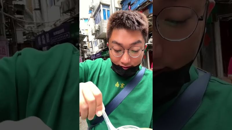 厦门街头甜豆花，大姐挑担卖30年！#街头小吃 #豆花 #麦总去哪吃