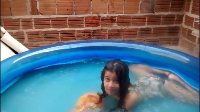 Menina na piscina, encontrando objetos na piscina 🤽🏊
