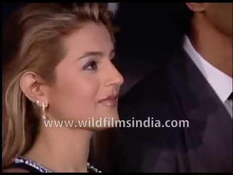 Ameesha Patel dança com Zayed Khan e Hrithik Roshan na festa de Dia Mirza e Arjun Rampal