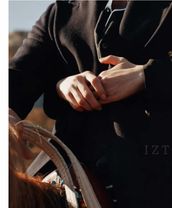 Сам ведь сказал: «чтобы не упасть». За кого она должна теперь держать...