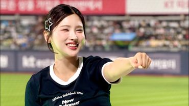 사랑스러운 표정의 정원 공주님 눈웃음에 빠져보세요