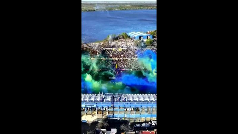 🔥⚽ Impactante recibimiento de los hinchas Canallas a su equipo previo al clásico