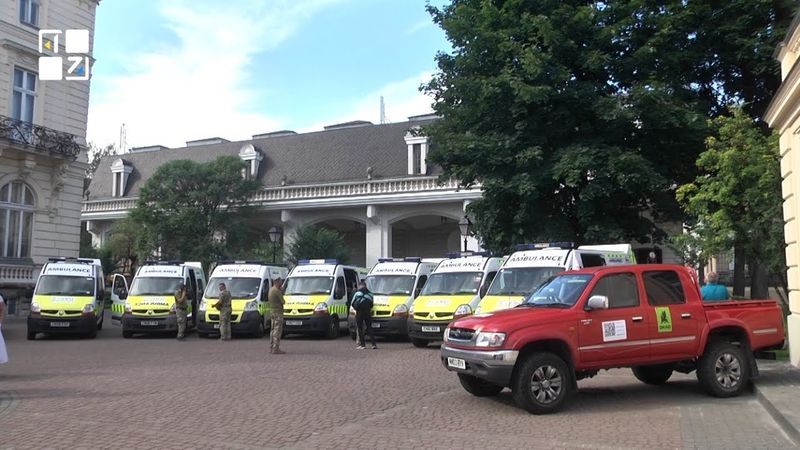 Благодійники передали  «швидкі» та пікапи для медиків ЗСУ