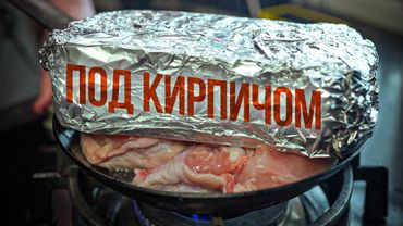 Жарь курицу под кирпичом.