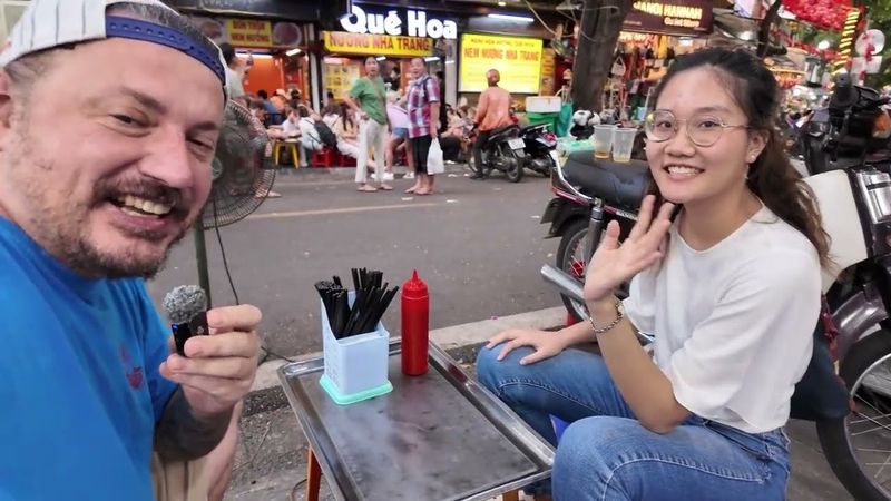 Vietnamlı Kızla Vietnam Sokak Yemeklerini Denedik - Hanoi
