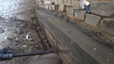 Укрепили фундамент с внутренней стороны дома..