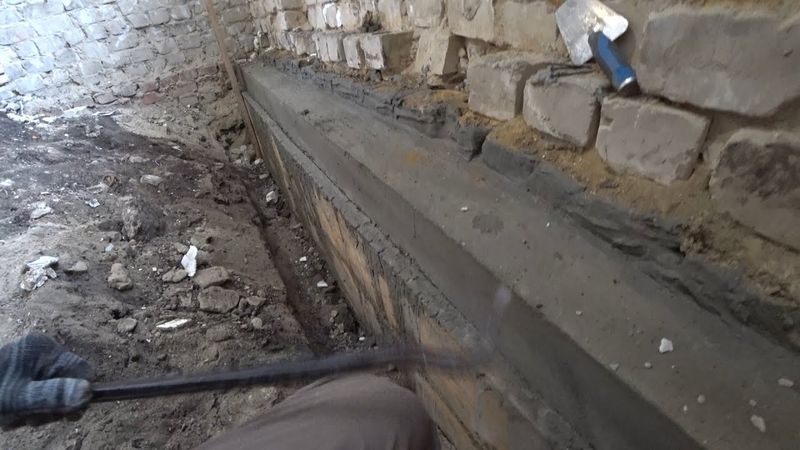 Укрепили фундамент с внутренней стороны дома..