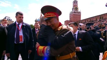 Путин обнял северокорейского генерала на Дне Победы