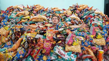 СКУПИЛ ВСЕ ЧИПСЫ В ГОРОДЕ И РАЗДАЛ