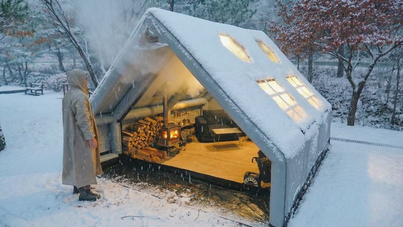 −10 ℃ Winter Snow Camping with a Wood Stove in an Inflatable Tent ❄️🔥