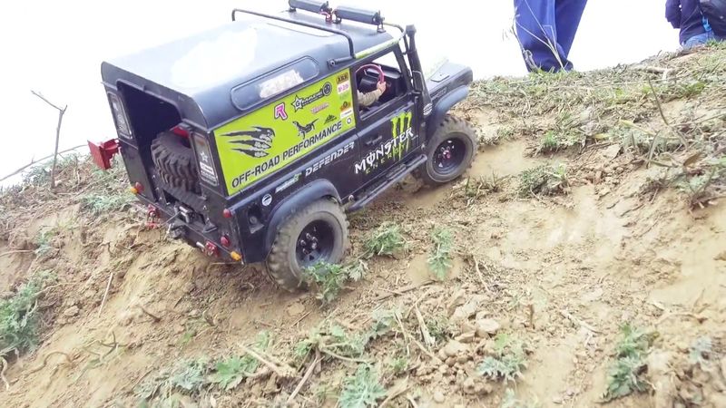 Defender D90 vs Bomber 1/10th Hand Made/ RC Scale Truck/ Extreme 4x4 Offroad