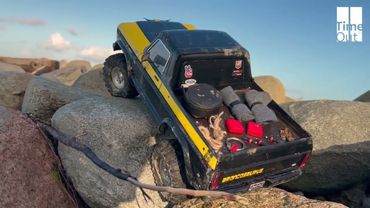 TRX4 Bronco Pickup on the rocks by the sea - slow crawl - ASMR
