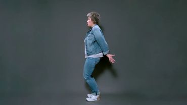 Зарядка для сосудов. Фасциальная пружинка 2. Руки в замок за спиной.