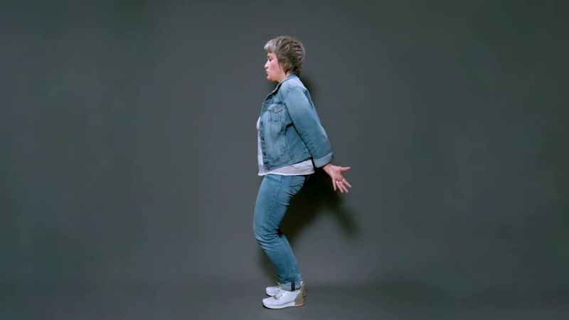 Зарядка для сосудов. Фасциальная пружинка 2. Руки в замок за спиной.